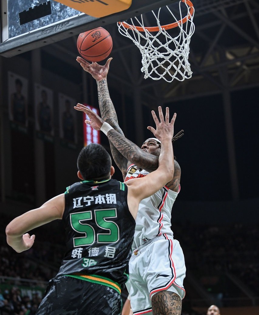 今晚体能课后；曼城外线爆发备战CBA常规赛；目标明确；训练强度明显提升的简单介绍