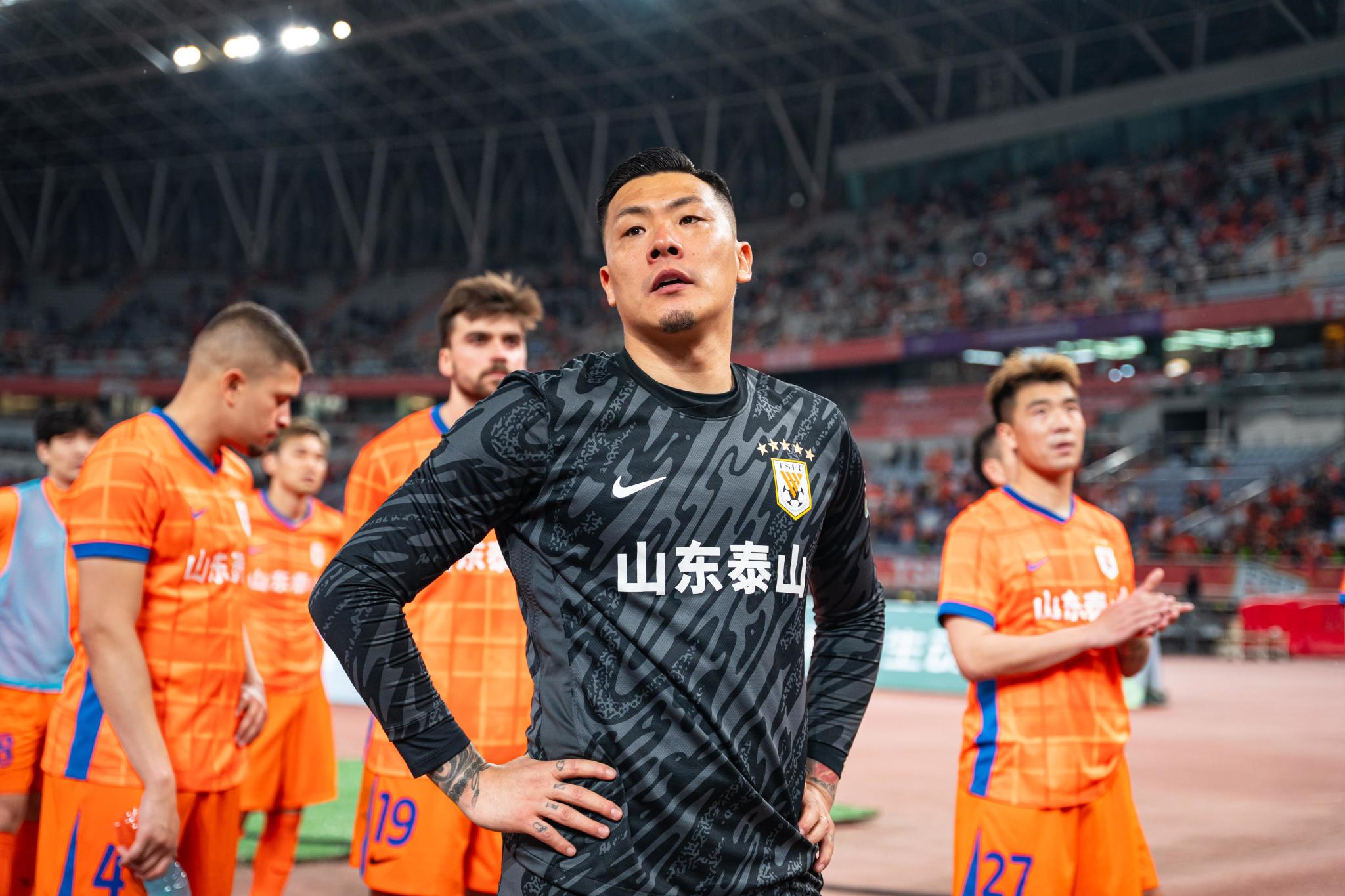 包含山东泰山迎中超关键赛，转会期防线松动，引发热议，年轻球员得到机会的词条hth华体会
